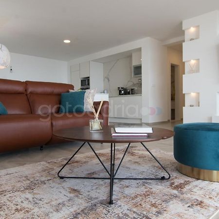 Villa Smaragd - Opal - Luxury Apt With Shared Pool And Private Hot Tub Makarska Buitenkant foto
