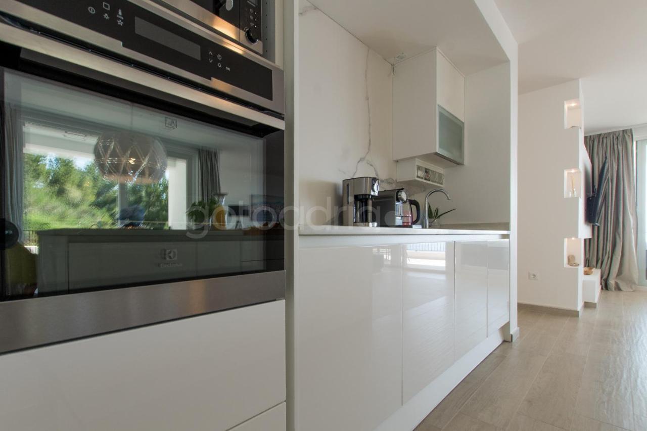 Villa Smaragd - Opal - Luxury Apt With Shared Pool And Private Hot Tub Makarska Buitenkant foto