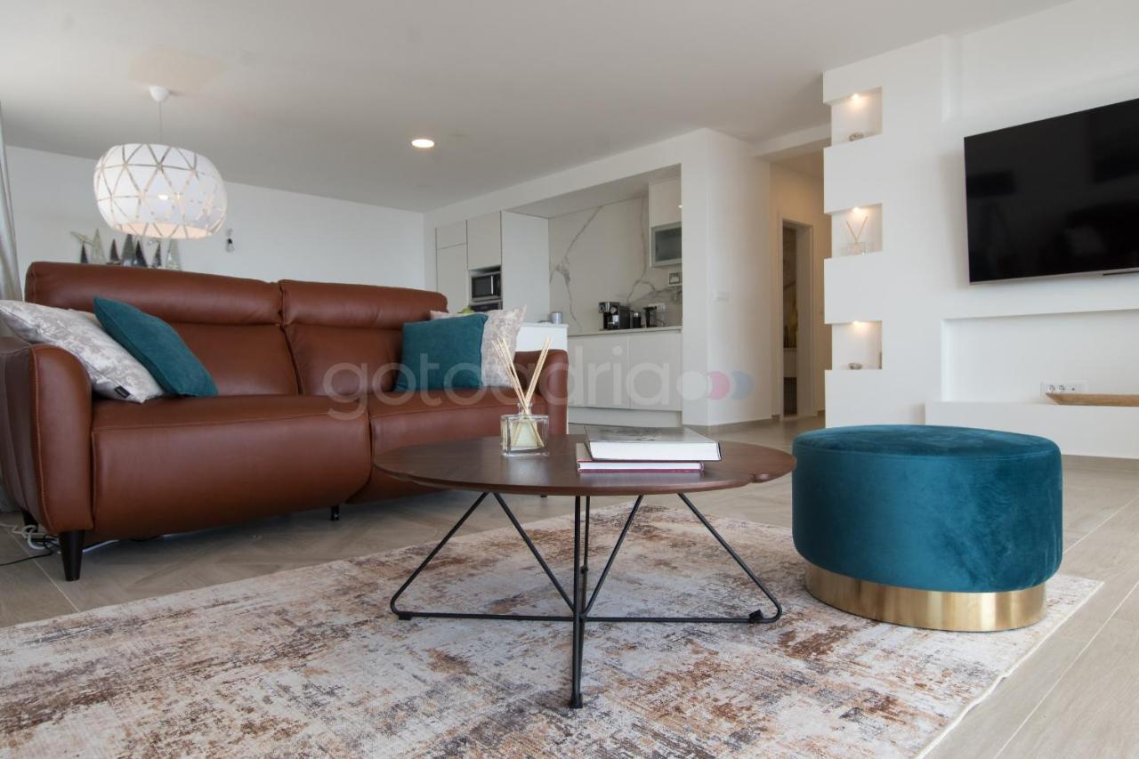 Villa Smaragd - Opal - Luxury Apt With Shared Pool And Private Hot Tub Makarska Buitenkant foto