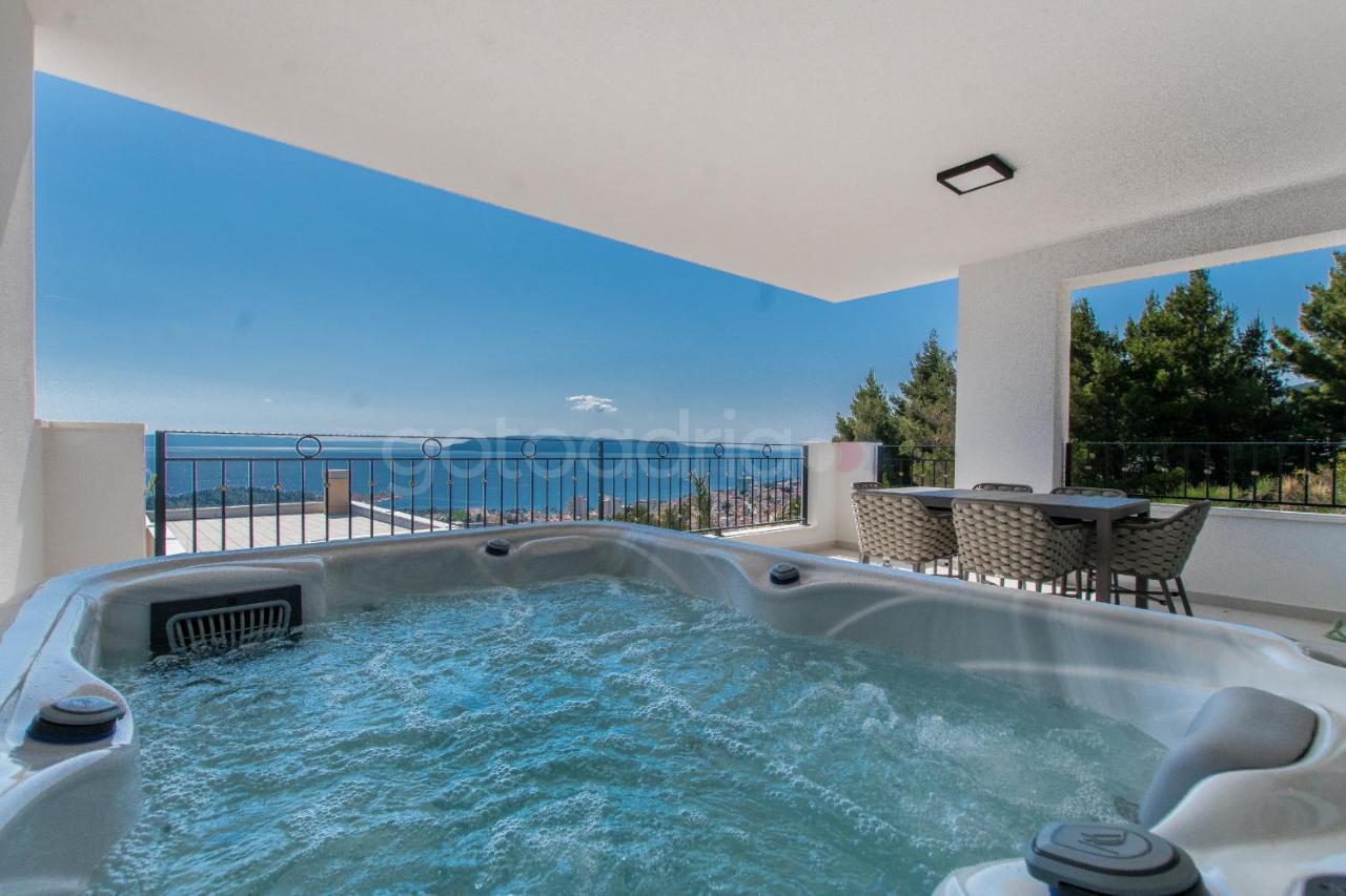 Villa Smaragd - Opal - Luxury Apt With Shared Pool And Private Hot Tub Makarska Buitenkant foto