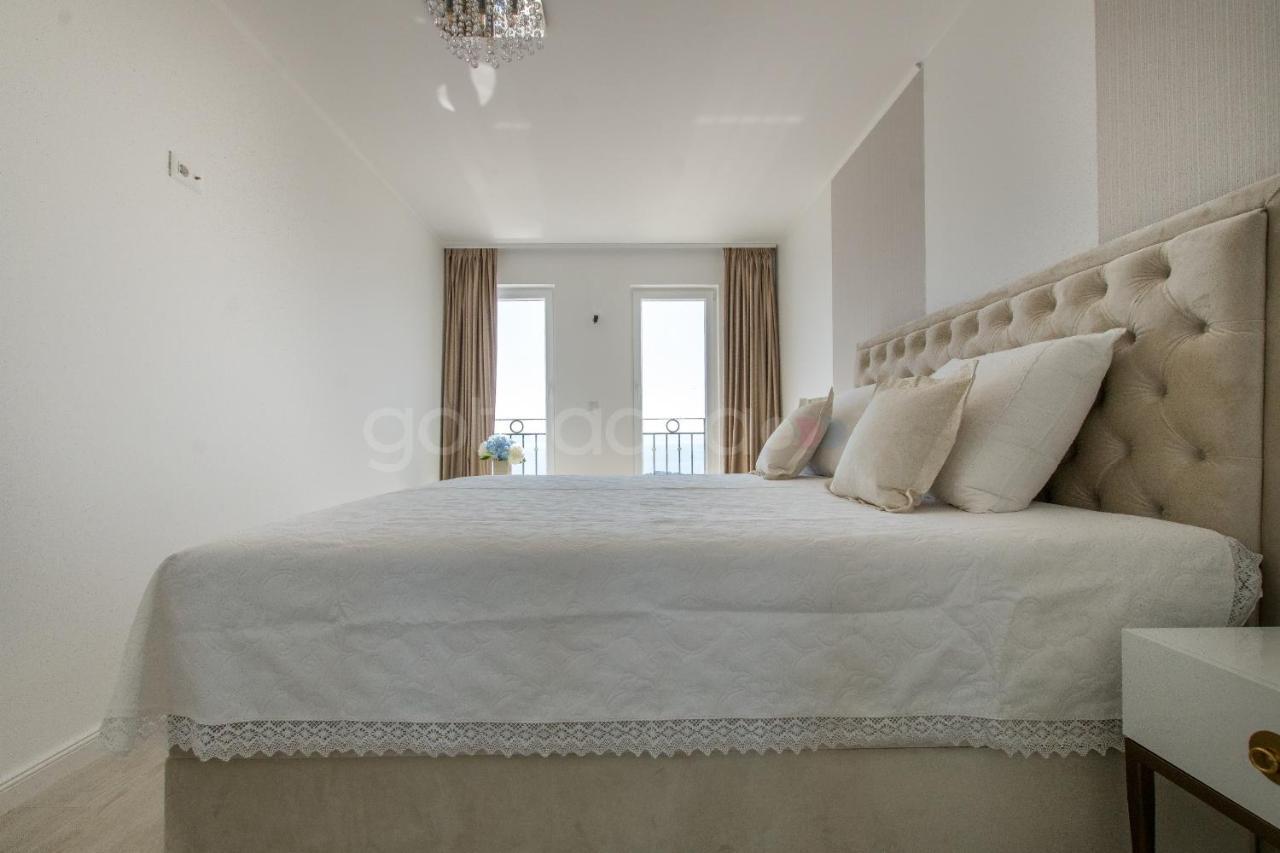 Villa Smaragd - Opal - Luxury Apt With Shared Pool And Private Hot Tub Makarska Buitenkant foto