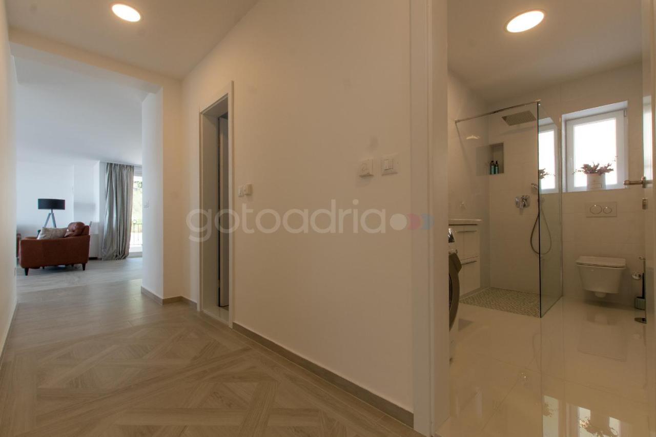 Villa Smaragd - Opal - Luxury Apt With Shared Pool And Private Hot Tub Makarska Buitenkant foto