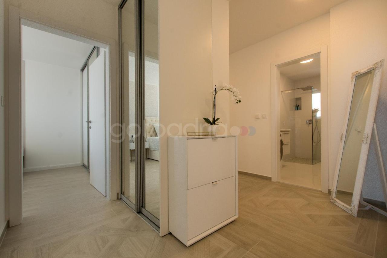 Villa Smaragd - Opal - Luxury Apt With Shared Pool And Private Hot Tub Makarska Buitenkant foto