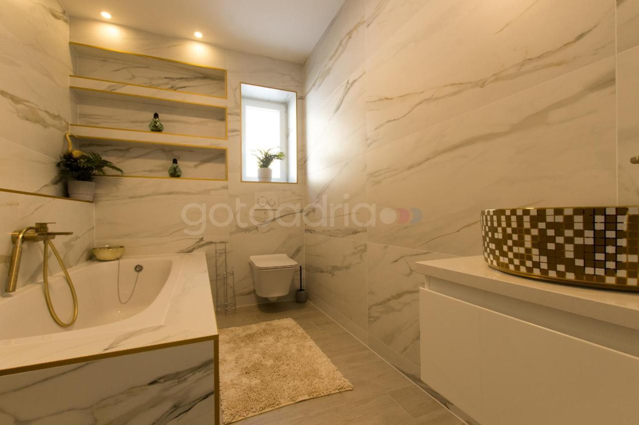 Villa Smaragd - Opal - Luxury Apt With Shared Pool And Private Hot Tub Makarska Buitenkant foto