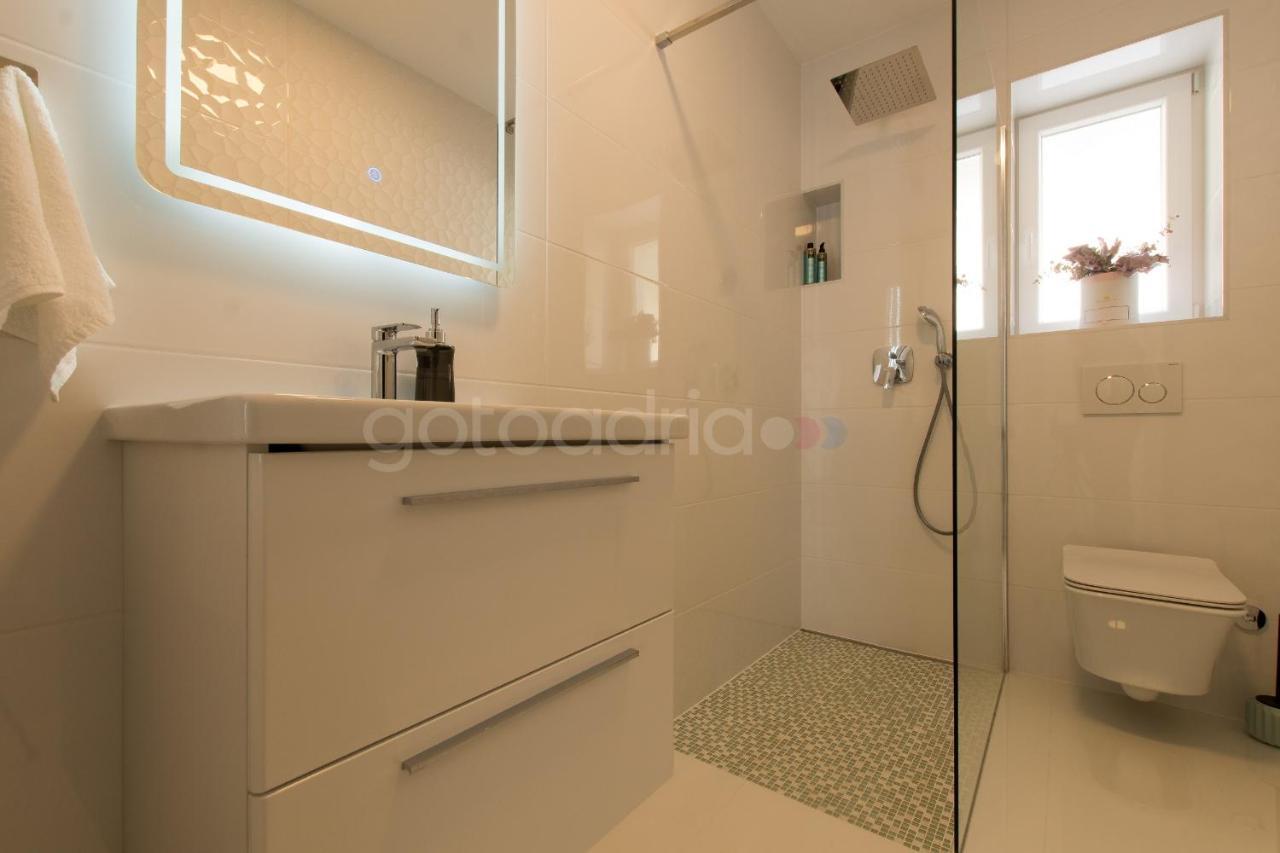 Villa Smaragd - Opal - Luxury Apt With Shared Pool And Private Hot Tub Makarska Buitenkant foto