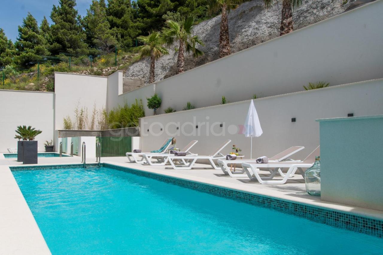 Villa Smaragd - Opal - Luxury Apt With Shared Pool And Private Hot Tub Makarska Buitenkant foto