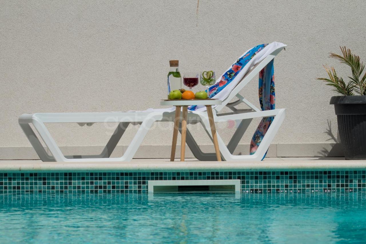 Villa Smaragd - Opal - Luxury Apt With Shared Pool And Private Hot Tub Makarska Buitenkant foto