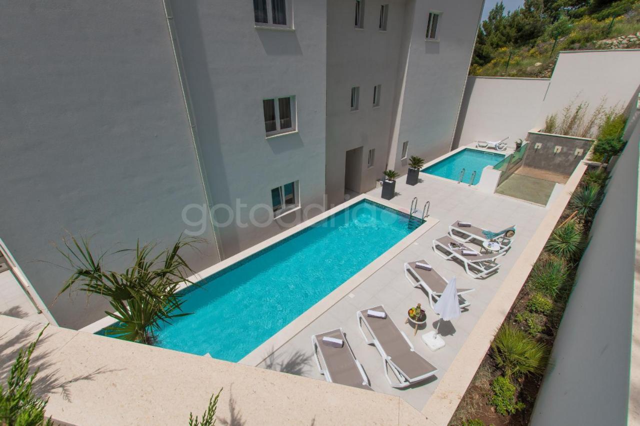 Villa Smaragd - Opal - Luxury Apt With Shared Pool And Private Hot Tub Makarska Buitenkant foto