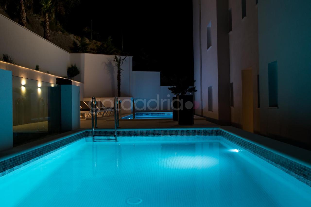 Villa Smaragd - Opal - Luxury Apt With Shared Pool And Private Hot Tub Makarska Buitenkant foto